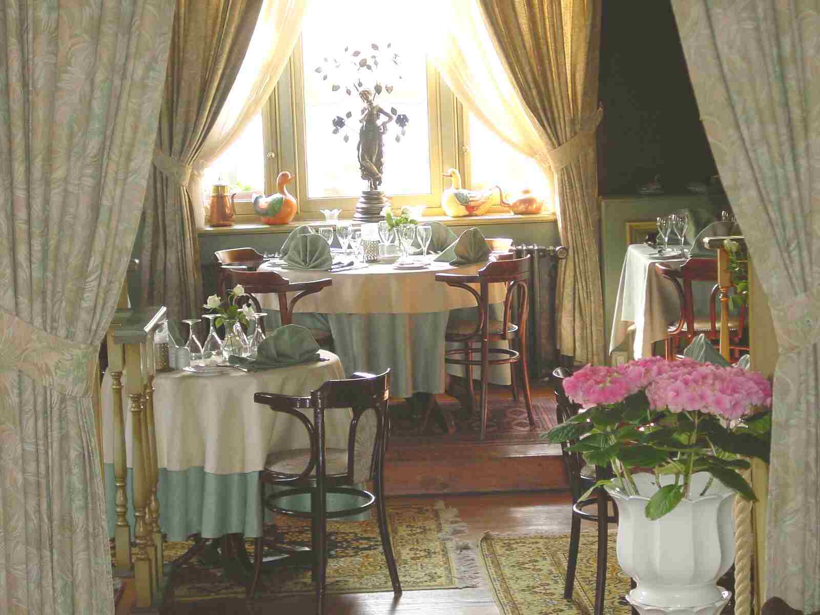 table pictures Romantic Restaurants  in Brugge, Kasteel Minnewater